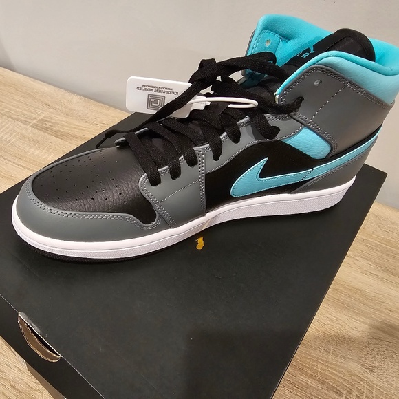 Jordan 1 Mid Grey Aqua